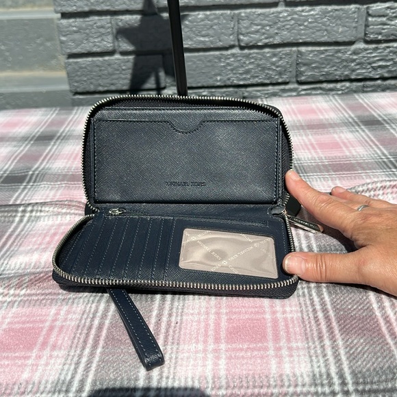 MICHAEL KORS wristlet wallet 8x5 (buy now price) - Picture 2 of 6